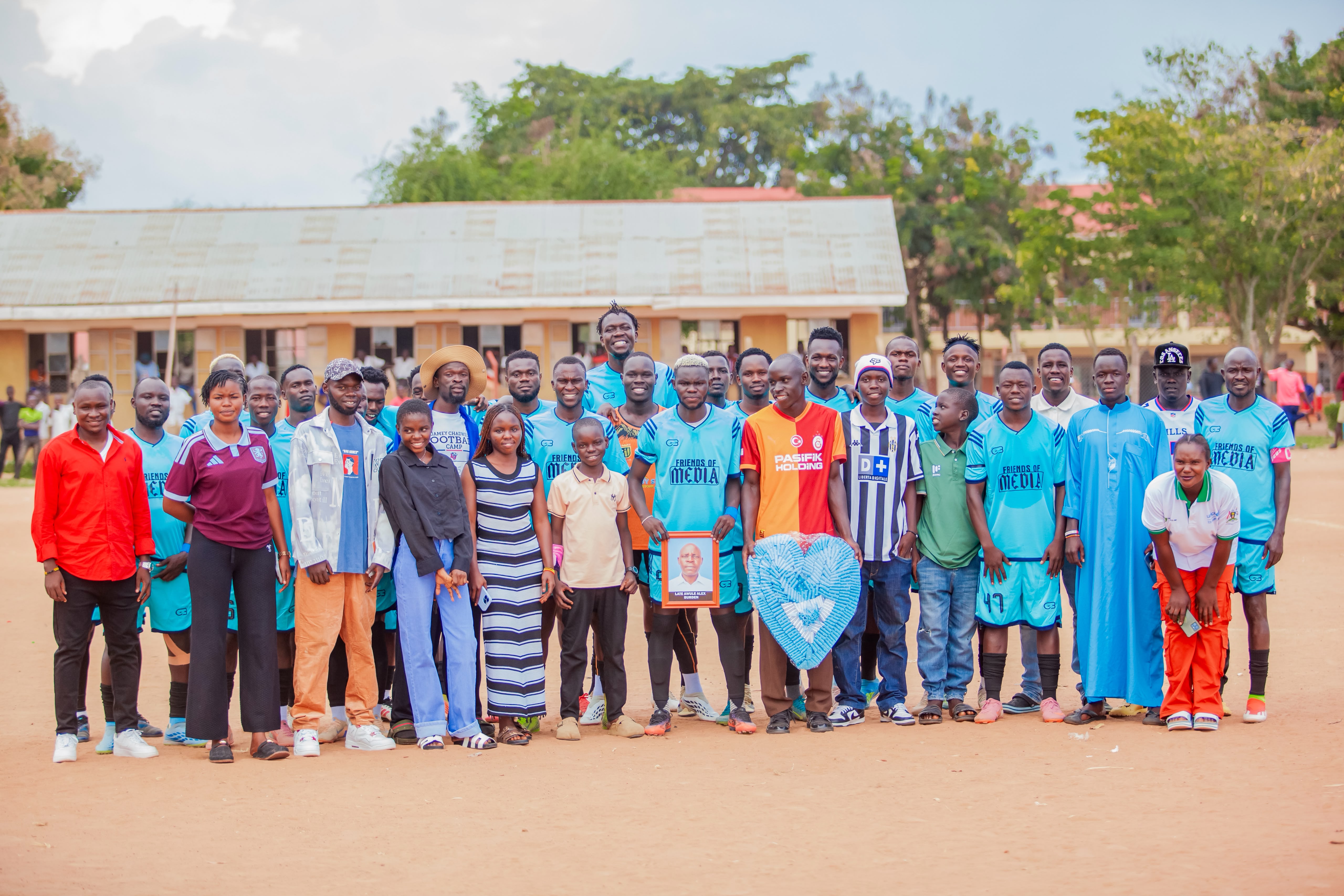Friends of Media in a group photo with his family members 